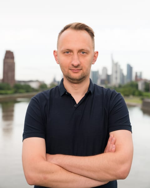 Peter Bockowski, Frontend-Entwickler, lächelnd vor neutralem Hintergrund